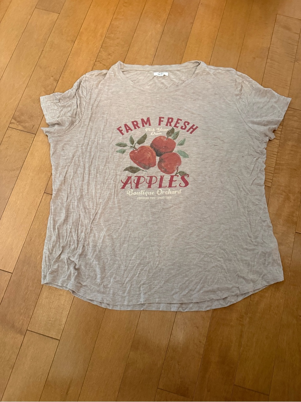 Maurices Beige Graphic 'Farm Fresh Apples' Tee